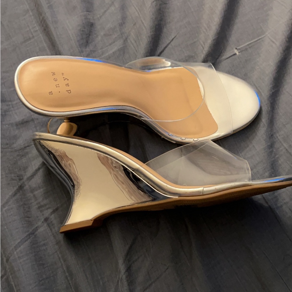 Metallic wedge heels